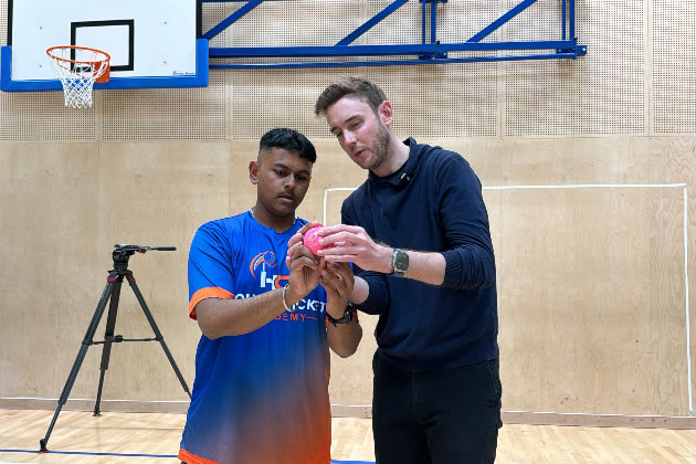 Stuart Broad shares insights with a Bolder Academy cricketer