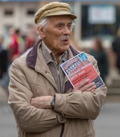 Hootie visitor with programme 