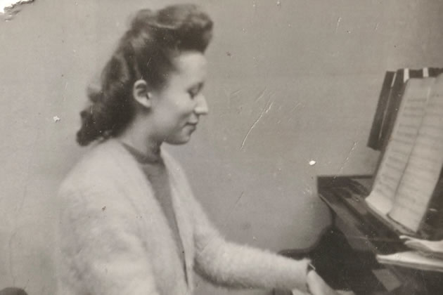 Maria Wierzbicka at the piano in the 1940s 