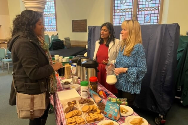 Rupa Huq MP and Maureen from St Andrew&rsquo;s Church serve tea and coffee